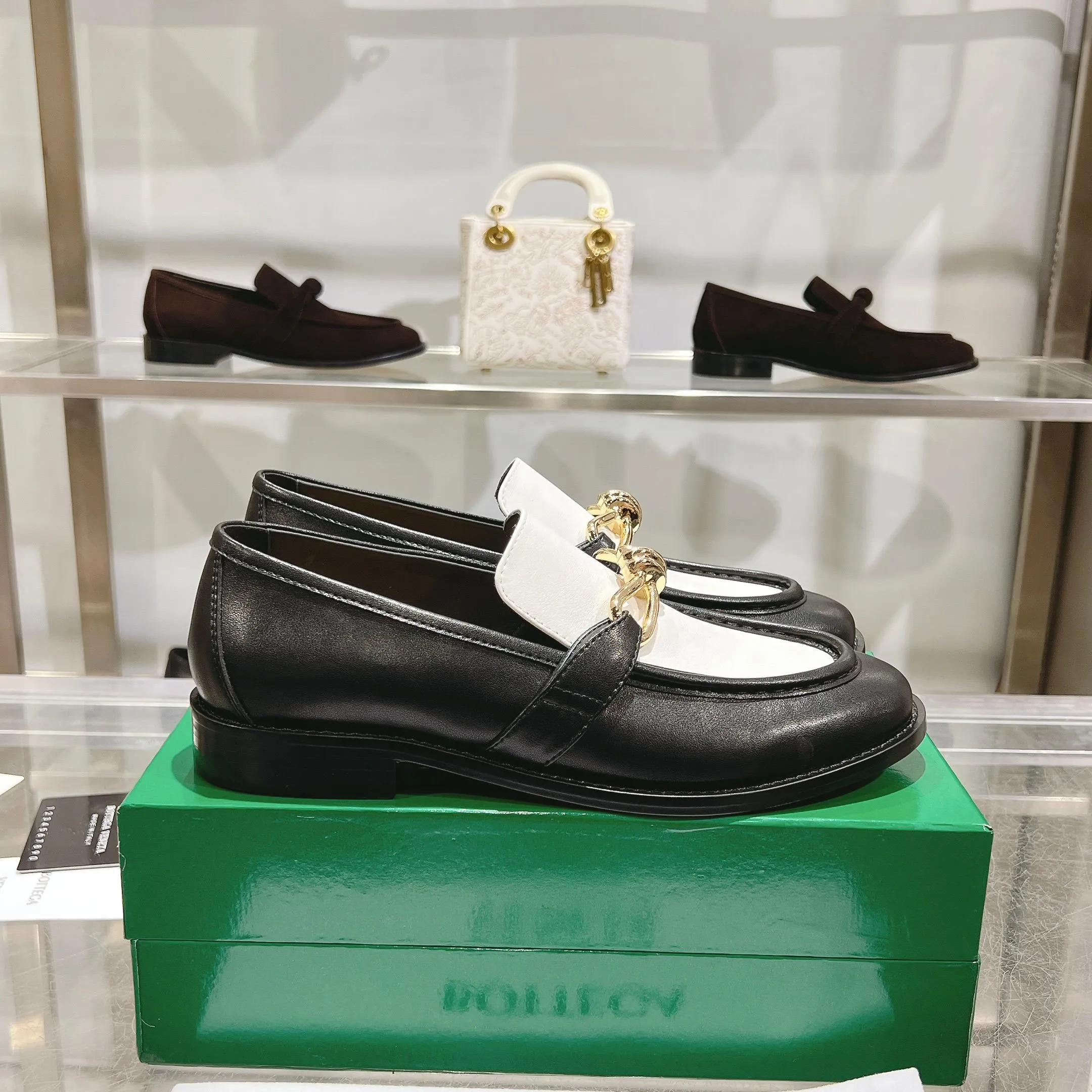 [BV] Top P: 820💰 Couple size: female 35-39 (female 40 custom-made) male 39-44 (38.45 non-refundable) Bottega Veneta 2025 counter synchronization style! Small round toe loafers! Imported leather outsole! High-grade cashmere! Solid color Niuli! Original board developed leather buckle
